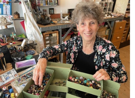 Corinne Schroff liebt Kleinkram, aus dem sie Kunstwerke schafft