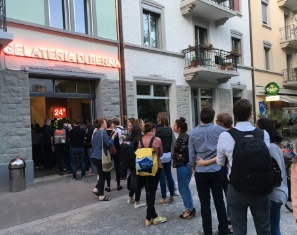 Sommer in Wiedikon heisst auch anstehen für ein feines Glacé.