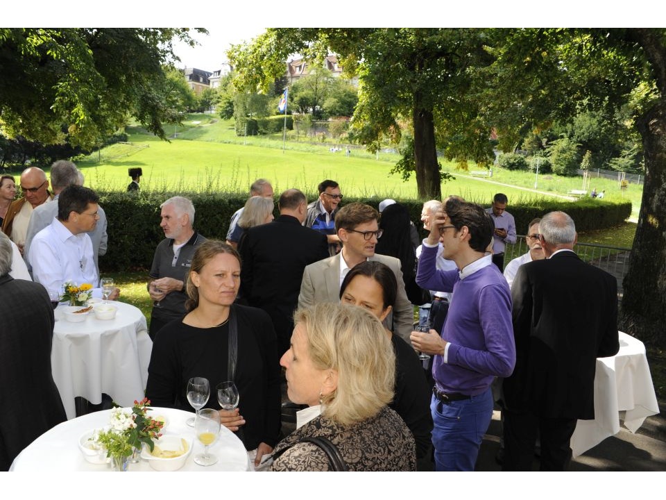 Gut besuchter Apéro vor der Kollerwiese