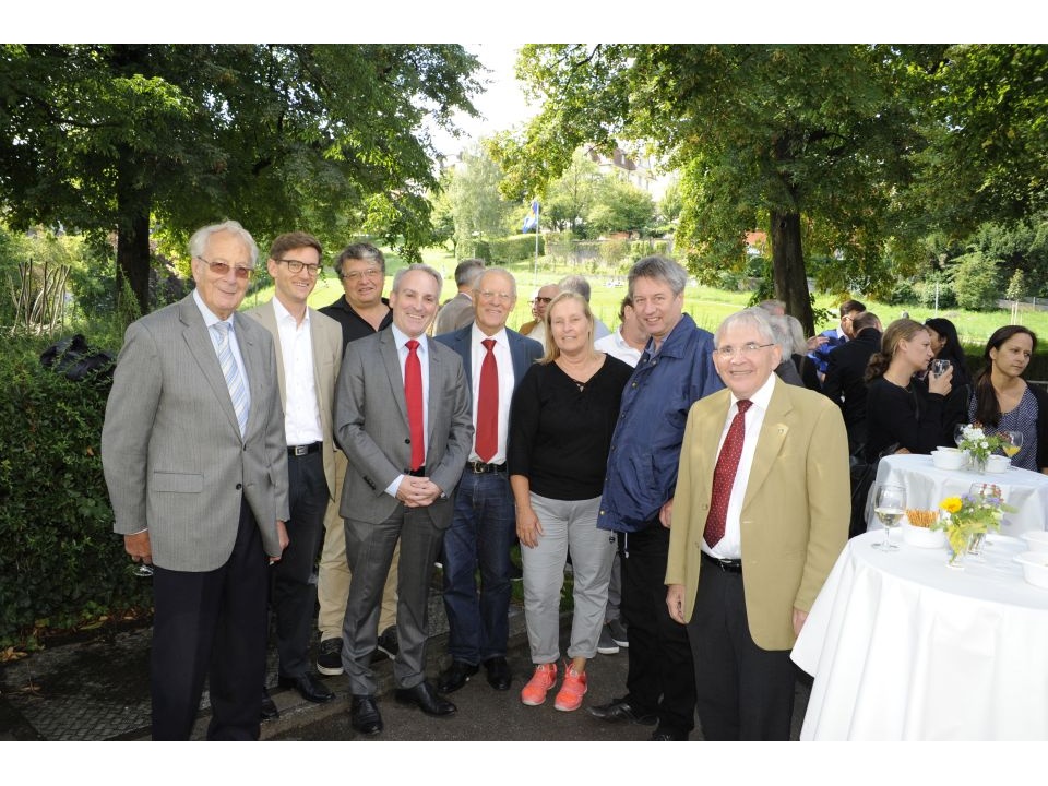 Wiediker Politprominenz v.l. Hans Jakob Boesch (2), Walter Angst (3), Stadtratskandidat Markus Hungerbühler (4), Isabel Garcia (6), Derek Richter (7) mit neuem und altem Quartiervereinspräsidenten Urs Rauber (5) und Ernst Hänzi (8)