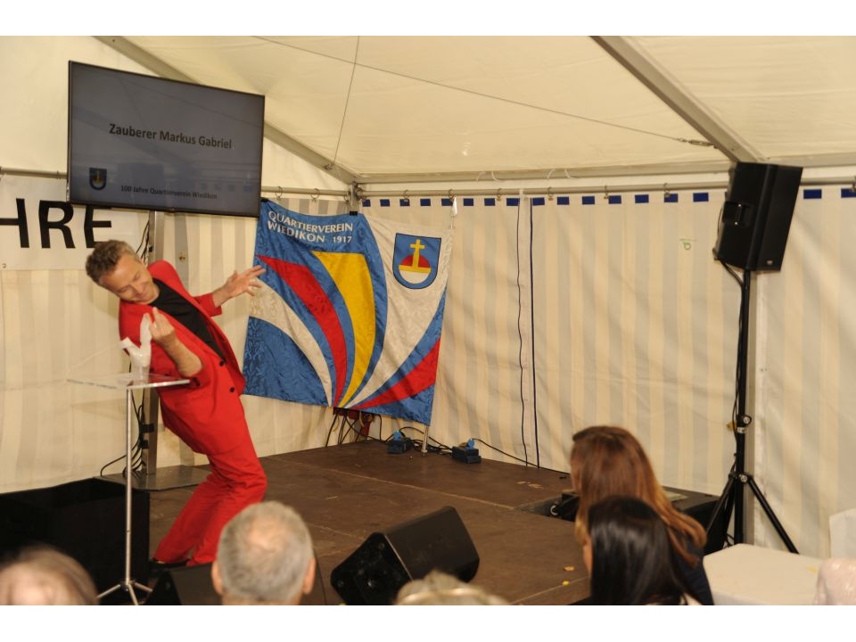 Illusionist Markus Gabriel verrenkt sich ... 