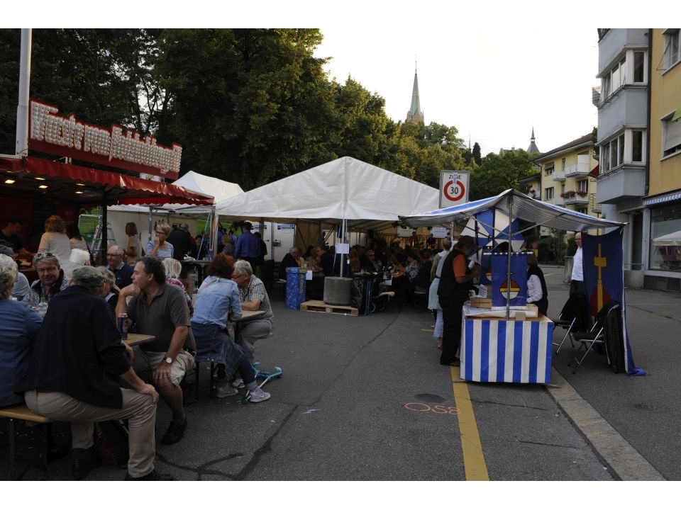 Volle Tische auch ausserhalb des Zeltes