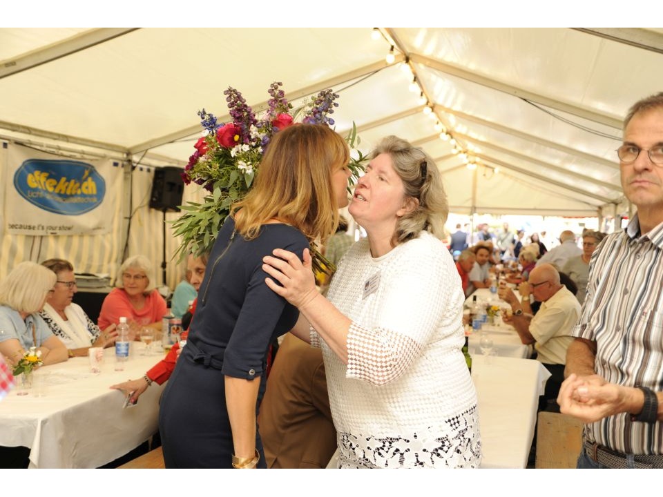 Immer im Einsatz. Unsere Blumenfrau Denise Walker mit Ehemann Markus (r)