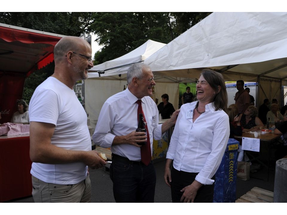 Urs Rauber scherzt mit Vorstandsmitglied Ulrike Trinks und Ehemann Thomas (l)