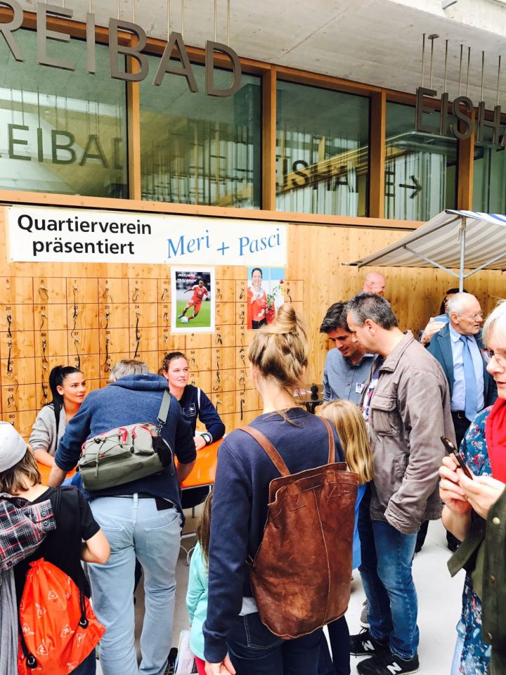 Stand des Quartiervereins - Autogrammstunde von Pascale Walker und Meriame Terchoun Stand des Quartiervereins - Autogrammstunde von Pascale Walker und Meriame Terchoun