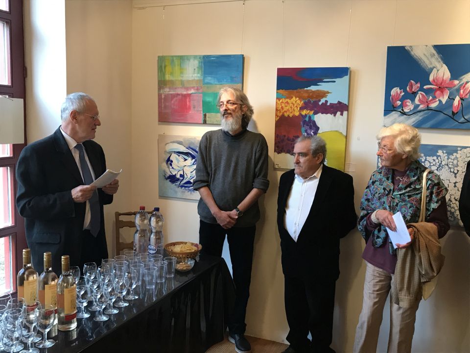 Die Künstler Milos Petkovic (2. v. l.) und Augustin Alhambra (3. v. l.) . . .