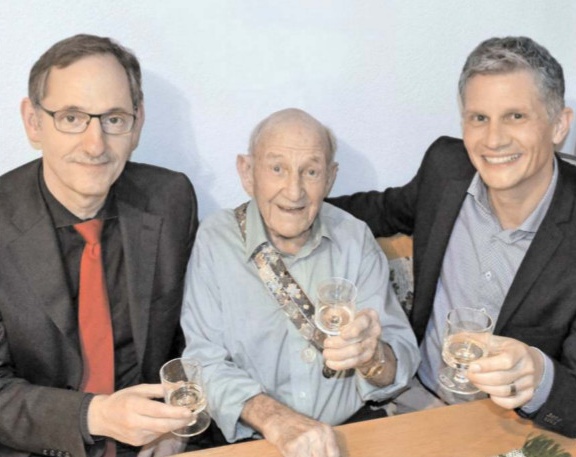Hans Graber, stolz mit Turnerband, sowie Gratulanten Regierungsrat Mario Fehr (l.) und Stefan Schötzau, Sportamt-Chef.