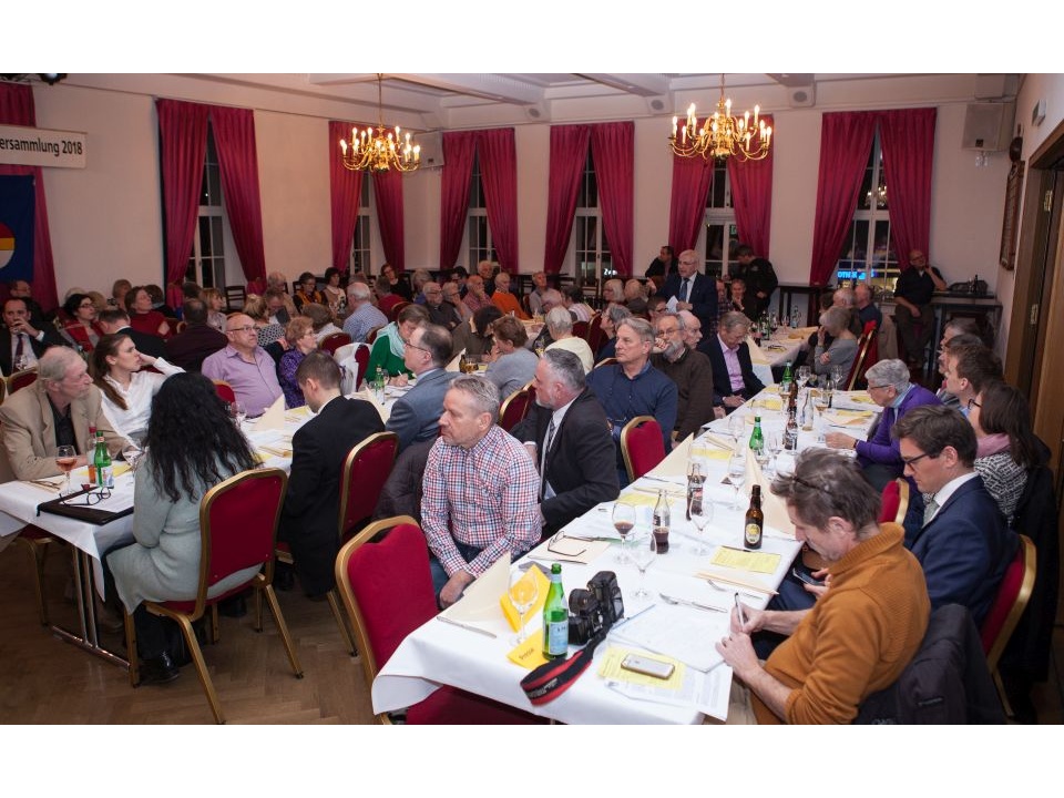 Voller Saal im Gasthaus Falcone in Wiedikon