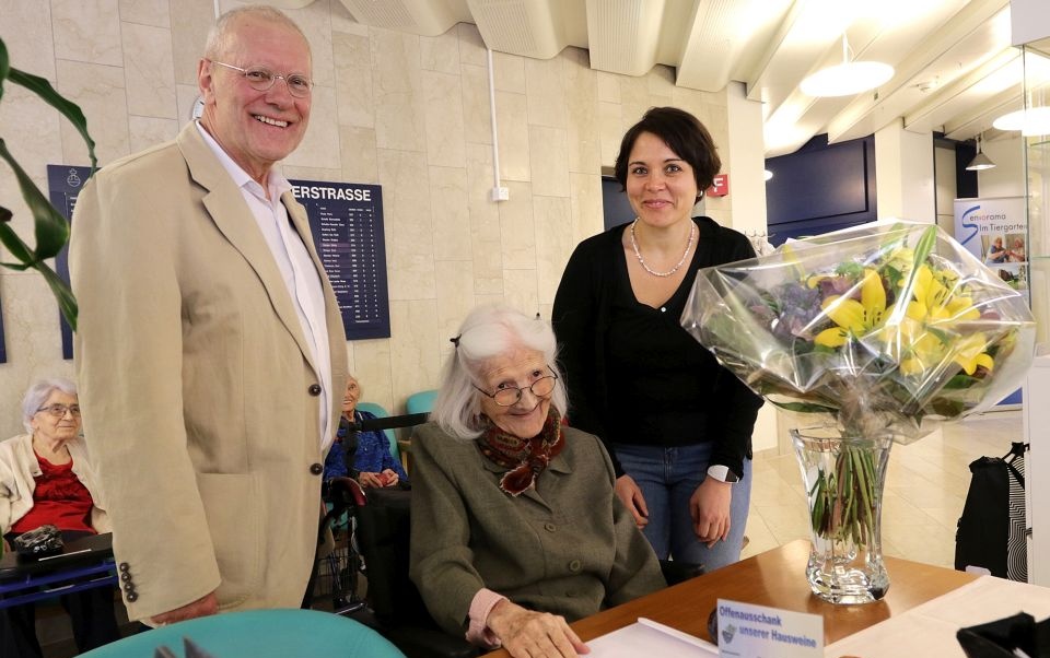 Quartiervereinspräsident Urs Rauber und Vorstandsmitglied Marion Sommer besuchen die älteste Wiedikerin im Seniorama im Tiergarten: Martha Eggenberger (102)