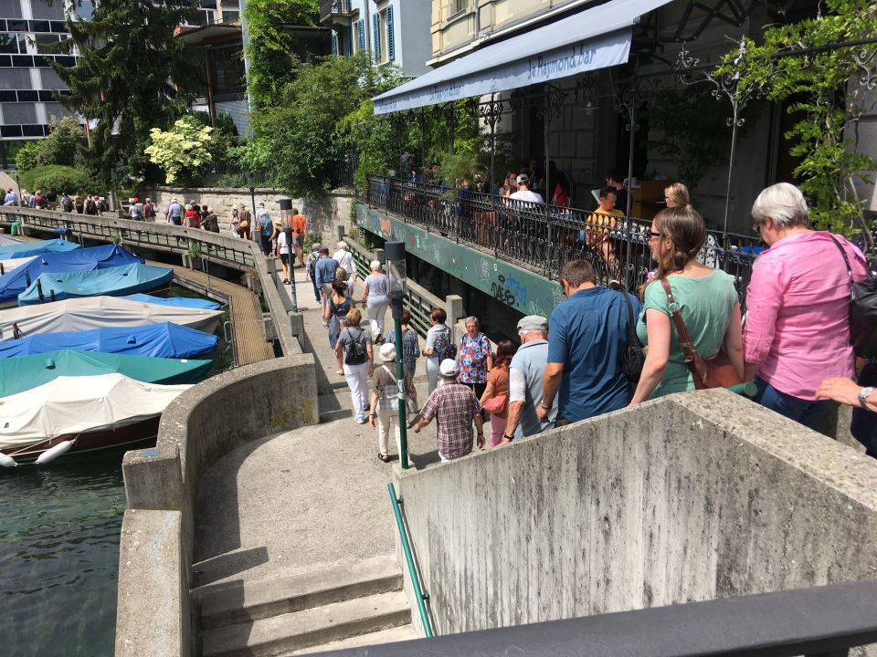 Wie ein Tatzelwurm bewegt sich die Gruppe der Quartiervereinsmitglieder dem Schanzengraben entlang