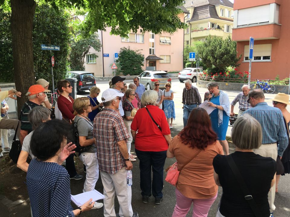 Bei der Einmündung Schwendenweg in die Zweierstrasse lauscht die bunt gemischte Schar aufmerksam den Worten der Stadtführerin