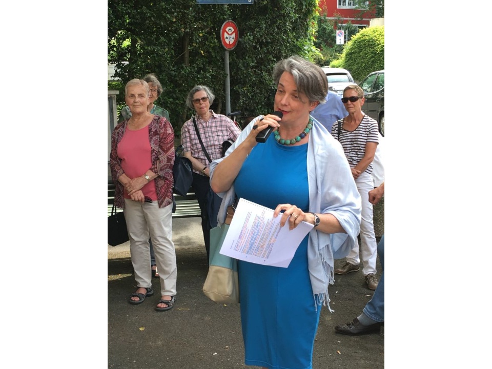 Wiediker Geschichten, dargeboten von einer Zugewanderten: Barbara Hutzl-Ronge in Aktion