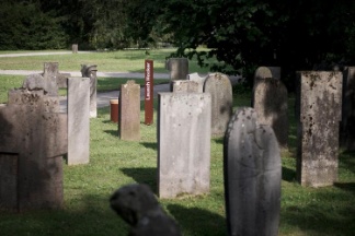 Mit Geschichten zwischen ausgedienten Grabsteinen wird der Friedhof Sihlfeld ein bisschen zur Kulturstätte. (Bild: Annick Ramp / NZZ)