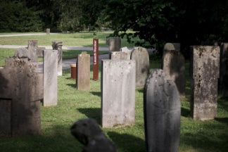 Mit Geschichten zwischen ausgedienten Grabsteinen wird der Friedhof Sihlfeld ein bisschen zur Kulturstätte. (Bild: Annick Ramp / NZZ) Mit Geschichten zwischen ausgedienten Grabsteinen wird der Friedhof Sihlfeld ein bisschen zur Kulturstätte. (Bild: Annick Ramp / NZZ)
