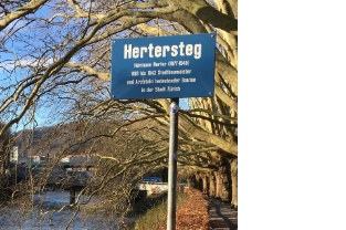 Vereinsausflug des Quartiervereins 2018: Präsident Urs Rauber (links) mit dem langjährigen Mitglied Emma Pichler (Mitte) und weiteren Teilnehmern Vereinsausflug des Quartiervereins 2018: Präsident Urs Rauber (links) mit dem langjährigen Mitglied Emma Pichler (Mitte) und weiteren Teilnehmern
