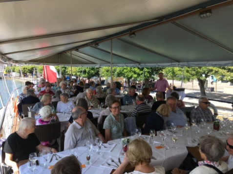 Essen auf dem Schiff 