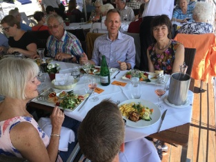 Zufriedene Gesichter beim Mittagessen. Von rechts: Brigitte Pfiffner, Floris Tschurr, Hans Gisler, Monika Egli. Im Vordergrund links Brigitte Hegetschweiler und Eveline Hänzi (Hinterkopf) Zufriedene Gesichter beim Mittagessen. Von rechts: Brigitte Pfiffner, Floris Tschurr, Hans Gisler, Monika Egli. Im Vordergrund links Brigitte Hegetschweiler und Eveline Hänzi (Hinterkopf)
