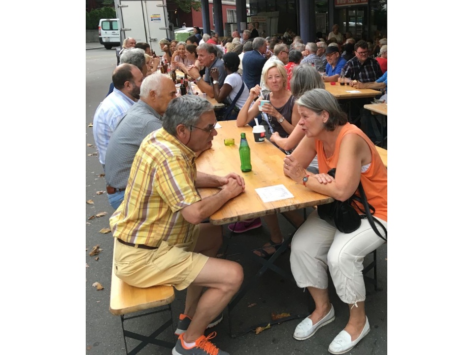 Passanten, aber auch bekannte Quartiervereins-Habitués