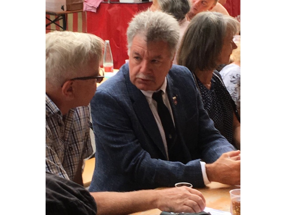 Prof. Dr. med. Andreas Zollinger, Festredner (Mitte), im Gespräch