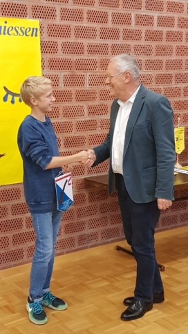 Quartiervereins-Präsident Urs Rauber gratuliert Eugen Birchler bei der Wimpelübergabe im Schützenhaus Albisguetli Quartiervereins-Präsident Urs Rauber gratuliert Eugen Birchler bei der Wimpelübergabe im Schützenhaus Albisguetli
