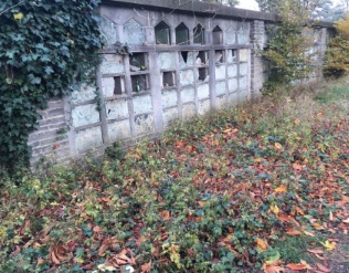Beschädigte Urnengräberwand an der Ostseite des Friedholfs, vis-à-vis von Schulhaus Aemtler (nicht auf dem Bild) Beschädigte Urnengräberwand an der Ostseite des Friedholfs, vis-à-vis von Schulhaus Aemtler (nicht auf dem Bild)